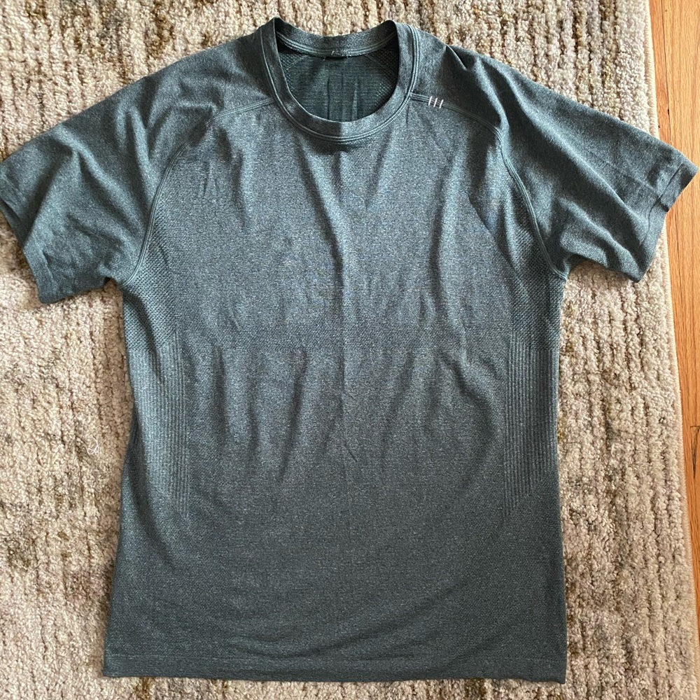 Men’s lululemon short sleeve vent green top